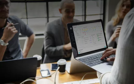 Professionnels utilisant MyUnisoft pour gérer la facturation électronique et les documents comptables