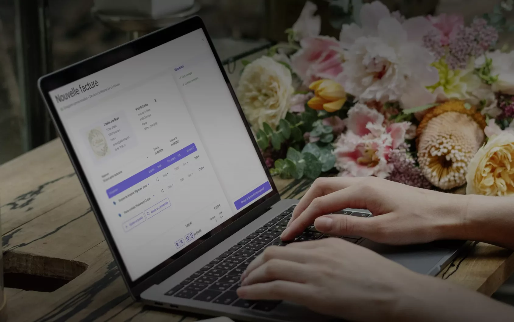Professionnelle utilisant MyUnisoft sur ordinateur portable pour gérer son activité commerciale et sa facturation électronique dans une boutique de fleurs